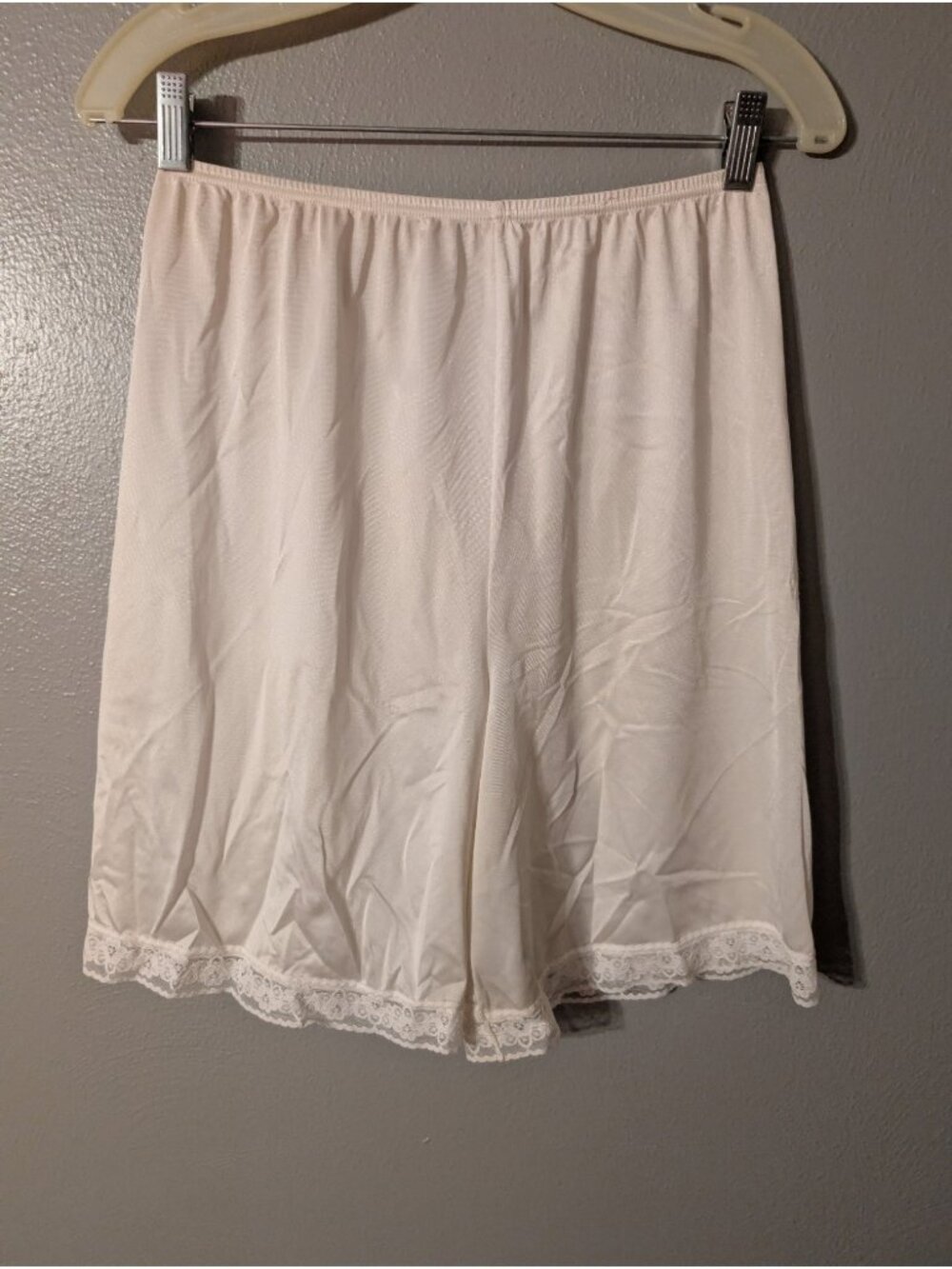 Vintage Vanity Fair Womens M White Lace Trim Nylon Pettipants Slip Shorts 12-778